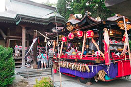 All floats and lesser omikoshi visit Odate Shinmeisha Shrine to receive a blessing.