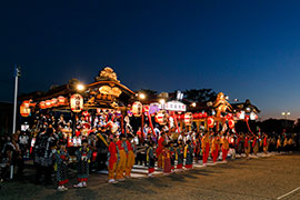 The northernmost neighborhoods gather in front of Odate Station to perform together.