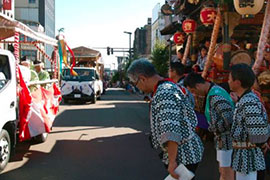 Neighborhoods group go silent and bow to pay their respects as the omikoshi passes by.