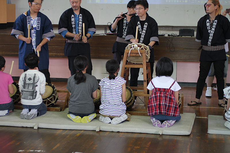 班ごとに大館ばやしの小太鼓を練習